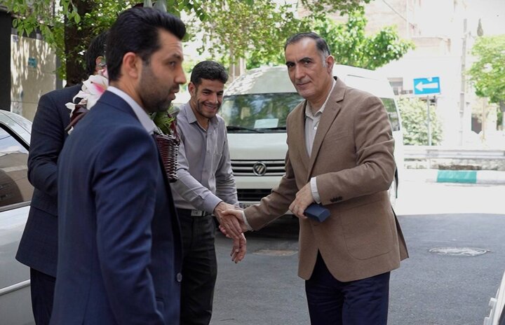 تصاویر/ دیدار رئیس بنیاد شهید و امور ایثارگران با خانواده معلم شهیده «مریم حیدری»
