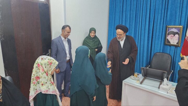تصاویر/ دیدار گروه سرود آوای موج با امام جمعه جم