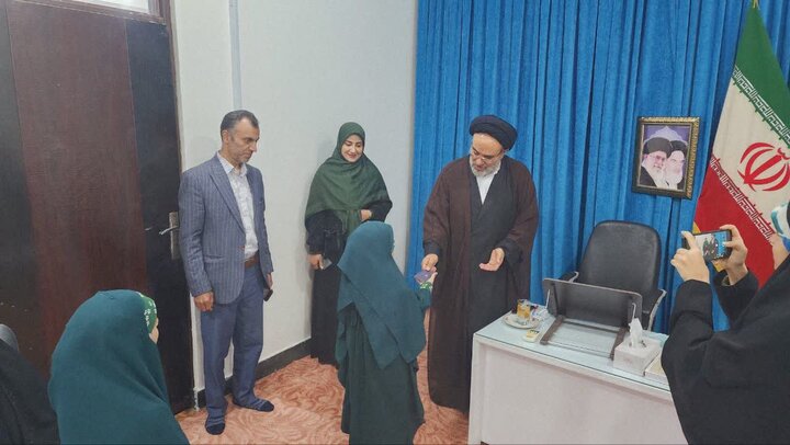 تصاویر/ دیدار گروه سرود آوای موج با امام جمعه جم