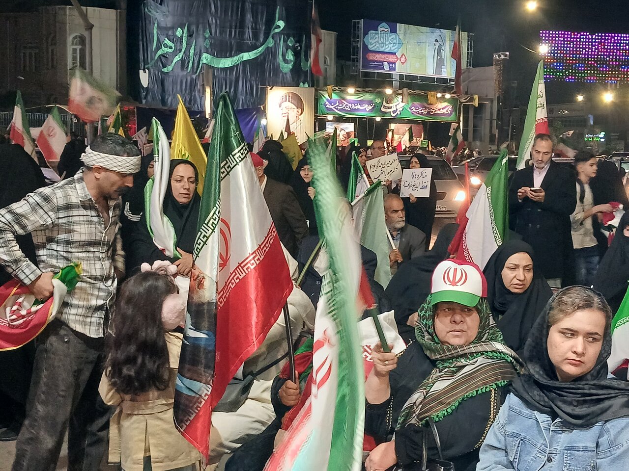 اجتماع مردمی عرصه میدان شریعتی مشهد باحضور اقشار مختلف