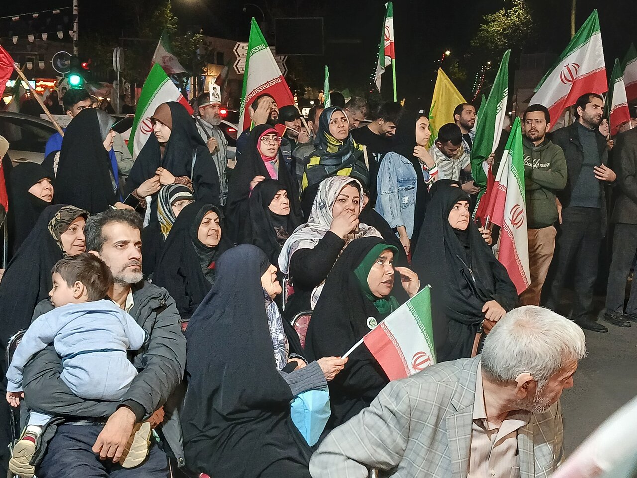 اجتماع مردمی عرصه میدان شریعتی مشهد باحضور اقشار مختلف
