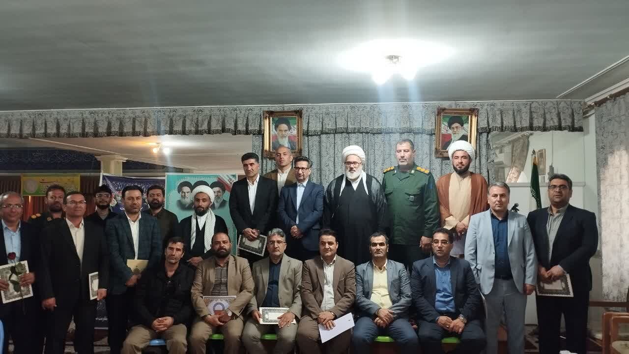 تجلیل از مقام استاد در مراسم گرامیداشت هفته معلم در میاندوآب+ تصاویر