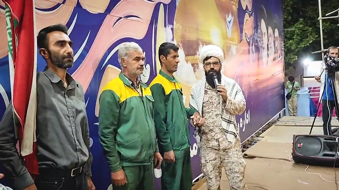 فیلم | رفتار غیرمنتظره مجری روحانی در اجتماع اقتدار شاهرود با کارگر ریش سفید