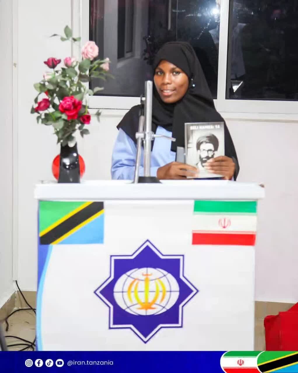 L’enthousiasme des étudiants tanzaniens pour la biographie du Guide suprême martyr, l’Ayatollah Seyyed Ali Khamenei (ra)