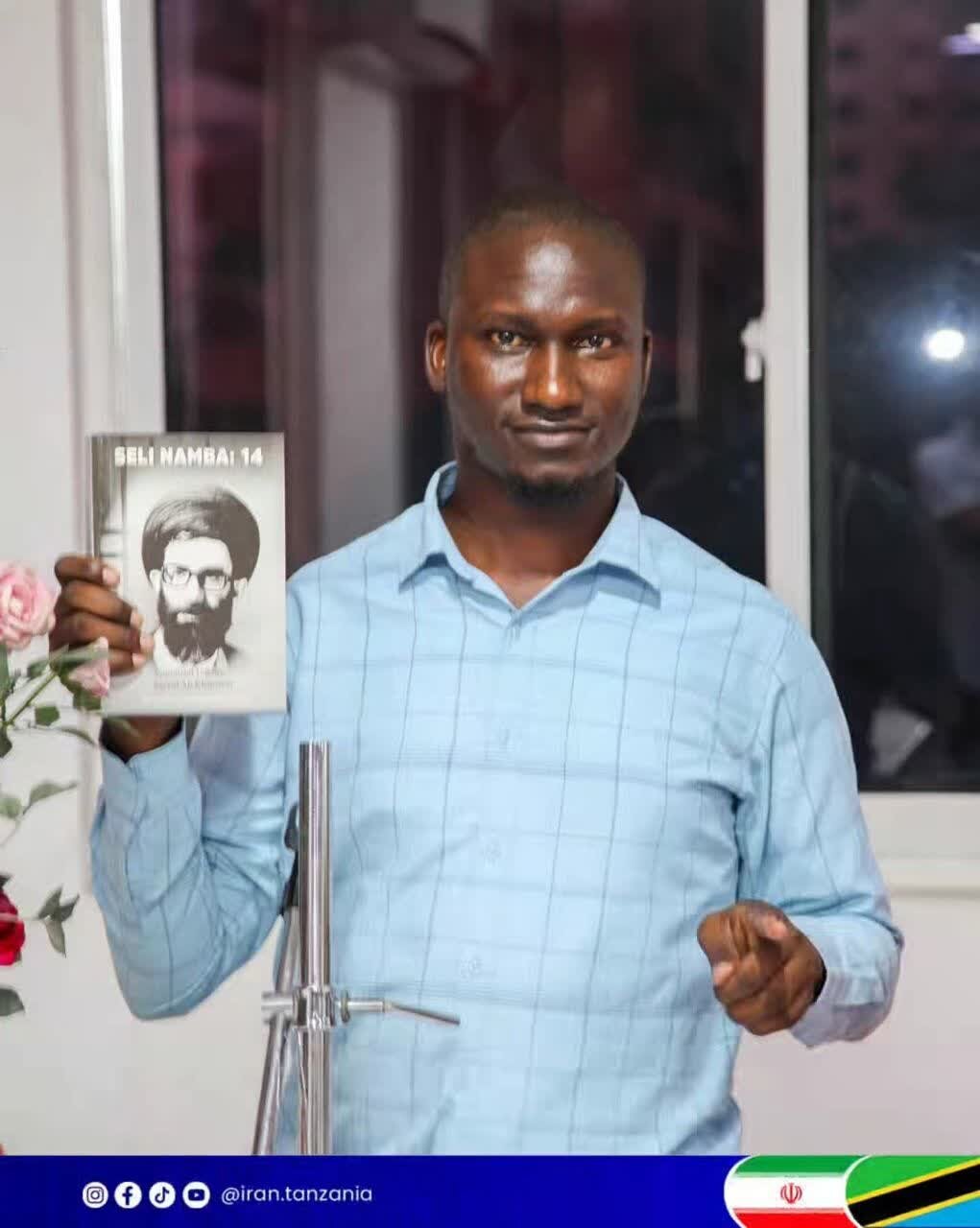 L’enthousiasme des étudiants tanzaniens pour la biographie du Guide suprême martyr, l’Ayatollah Seyyed Ali Khamenei (ra)