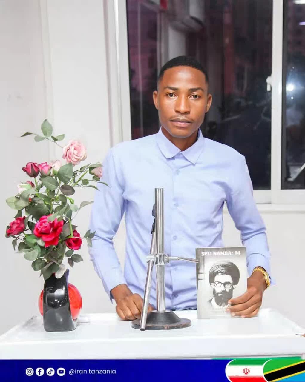 L’enthousiasme des étudiants tanzaniens pour la biographie du Guide suprême martyr, l’Ayatollah Seyyed Ali Khamenei (ra)