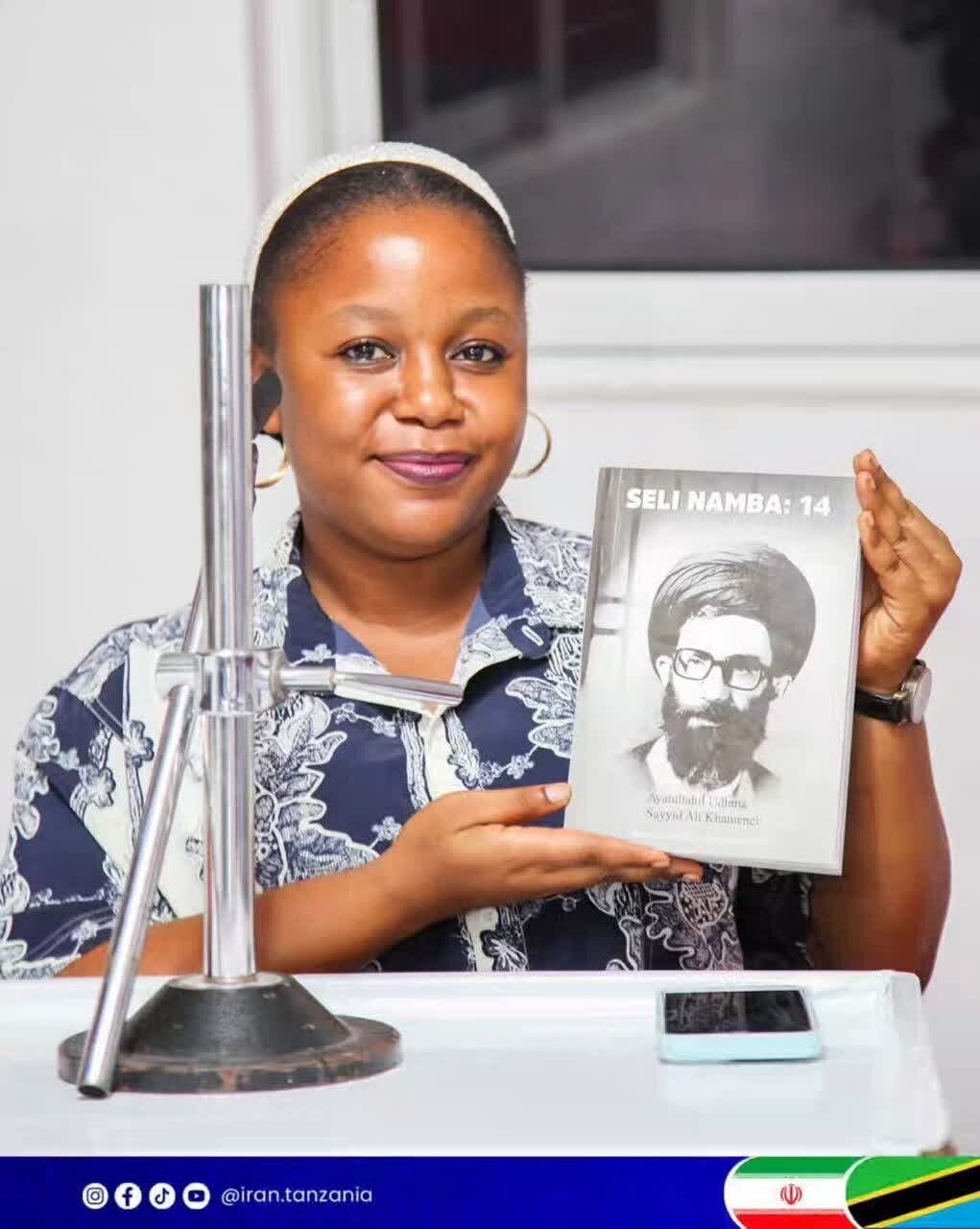 L’enthousiasme des étudiants tanzaniens pour la biographie du Guide suprême martyr, l’Ayatollah Seyyed Ali Khamenei (ra)