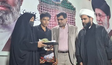 تجلیل از خانواده شهید کارگر رودانی در جنگ رمضان