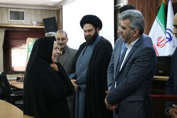 تصاویر/ قدردانی از معلمان نمونه در هفته معلم در شهرستان مهدی‌شهر