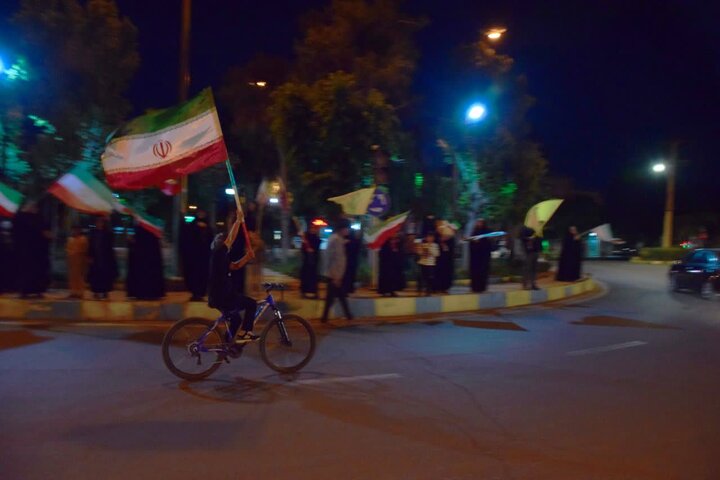 تصاویر/حضور شبانگاهی و پرچم گردانی مردم آران وبیدگل درمیدان شهید بهشتی