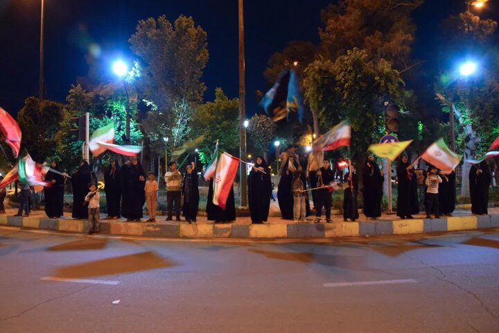 تصاویر/حضور شبانگاهی و پرچم گردانی مردم آران وبیدگل درمیدان شهید بهشتی