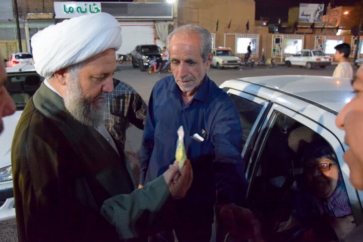 تصاویر حوزه. امام جمعه شهرستان آران و بیدگل همراه با حجت الاسلام ادیب یزدی در تجمعات شبانه پرشور مردم آران و بیدگل