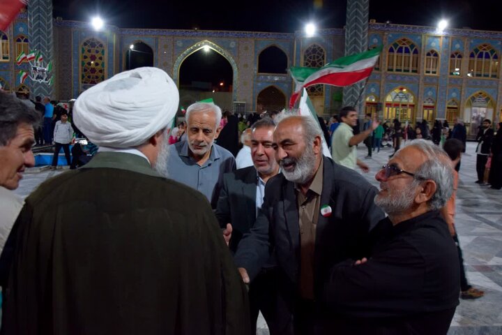 تصاویر حوزه. امام جمعه شهرستان آران و بیدگل همراه با حجت الاسلام ادیب یزدی در تجمعات شبانه پرشور مردم آران و بیدگل