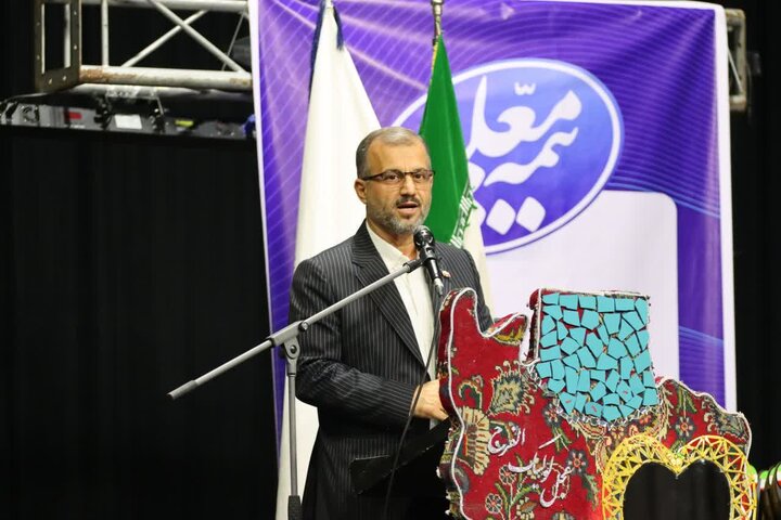 تصاویر/ بزرگداشت مقام شامخ معلم با حضور نماینده ولی فقیه در استان
