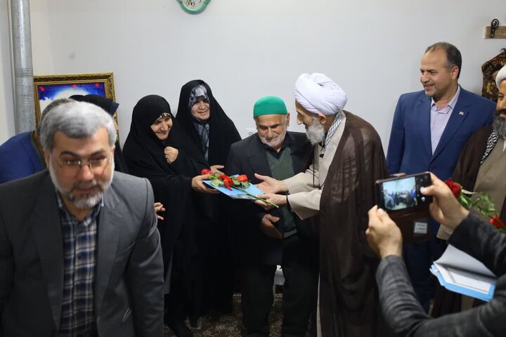تصاویر/ حضور نماینده ولی فقیه در منزل شهید سید عظیم مرتضوی جلودار، از شهدای گتاب