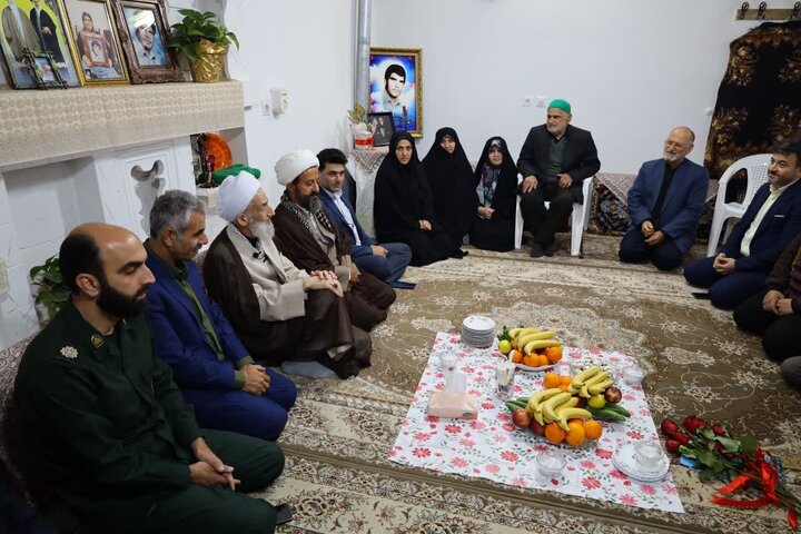 تصاویر/ حضور نماینده ولی فقیه در منزل شهید سید عظیم مرتضوی جلودار، از شهدای گتاب