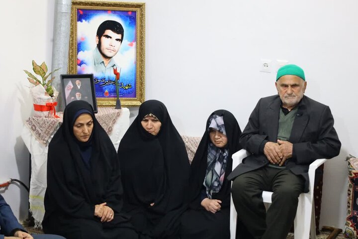 تصاویر/ حضور نماینده ولی فقیه در منزل شهید سید عظیم مرتضوی جلودار، از شهدای گتاب