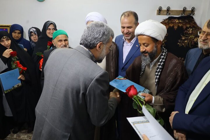 تصاویر/ حضور نماینده ولی فقیه در منزل شهید سید عظیم مرتضوی جلودار، از شهدای گتاب