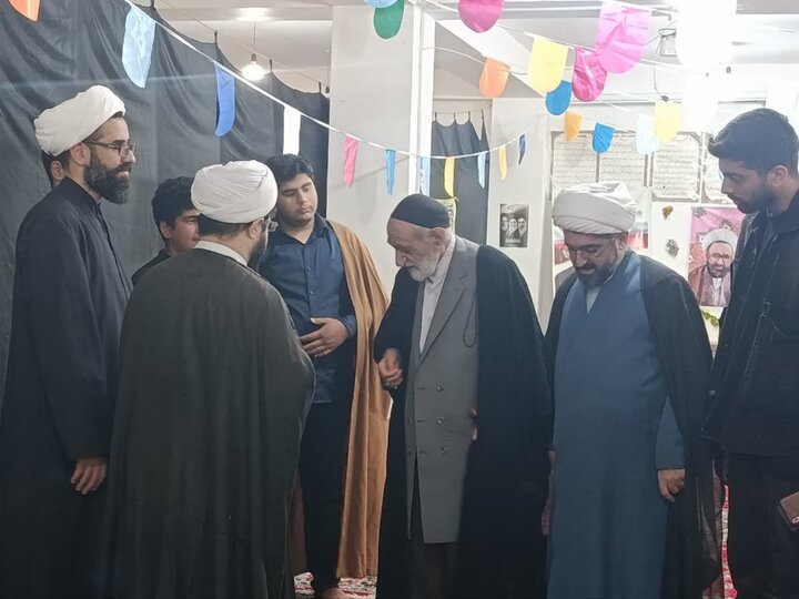 تصاویر/  درس اخلاق پیرغلام اهل بیت (ع) برای طلاب مدرسه علمیه امام حسن مجتبی (ع) زرگر