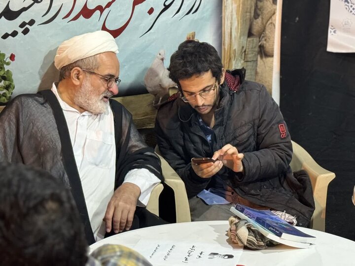 تصاویر/فعالیت موکب فرهنگی مدارس علمیه آیت اللّه اعتمادی در تجمعات مردمی میدان عامریه