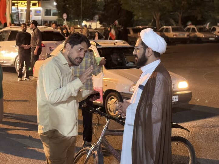 تصاویر/فعالیت موکب فرهنگی مدارس علمیه آیت اللّه اعتمادی در تجمعات مردمی میدان عامریه
