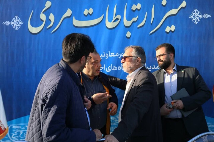 تصاویر / برگزاری میز ارتباطات مردمی حوزه عمرانی در میدان امام خمینی(ره) همدان