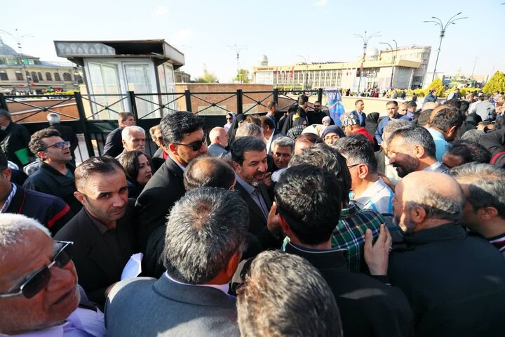 تصاویر / برگزاری میز ارتباطات مردمی حوزه عمرانی در میدان امام خمینی(ره) همدان