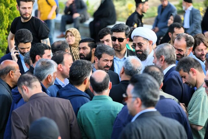 تصاویر / برگزاری میز ارتباطات مردمی حوزه عمرانی در میدان امام خمینی(ره) همدان