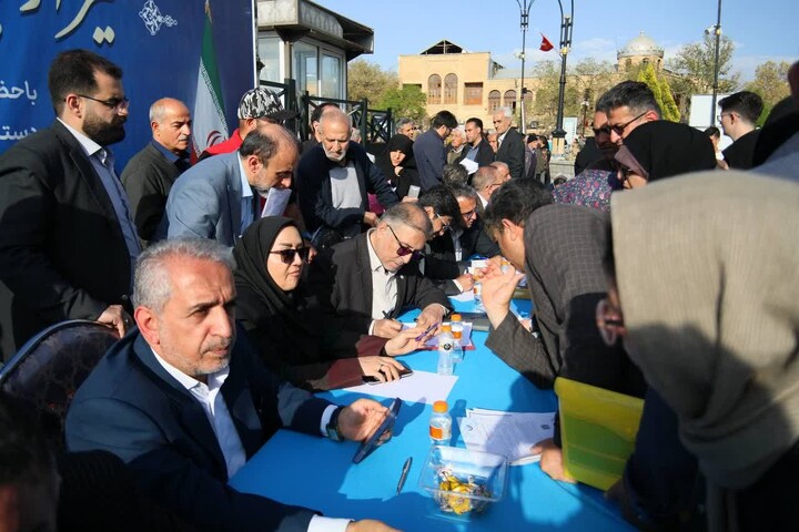 تصاویر / برگزاری میز ارتباطات مردمی حوزه عمرانی در میدان امام خمینی(ره) همدان