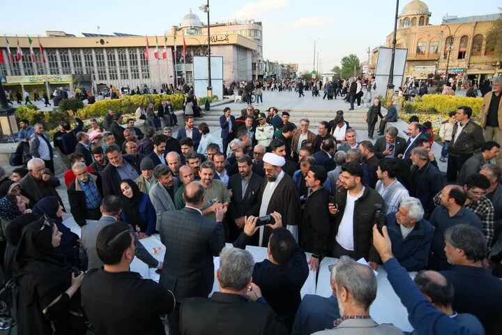تصاویر / برگزاری میز ارتباطات مردمی حوزه عمرانی در میدان امام خمینی(ره) همدان