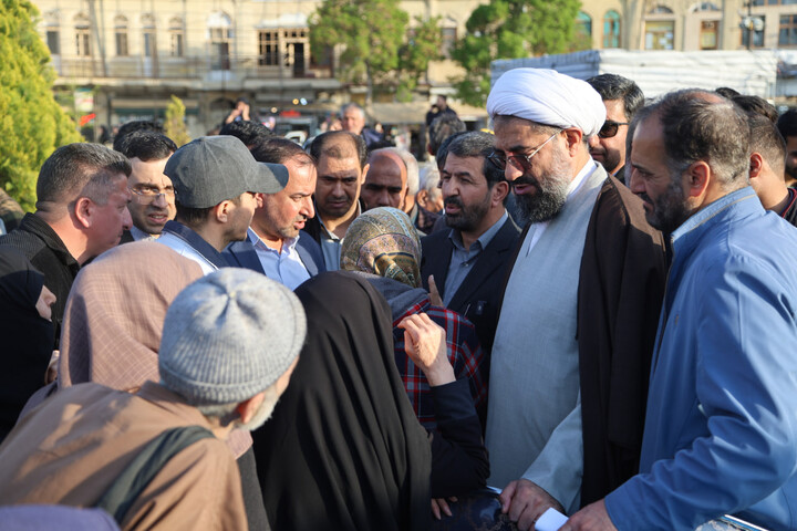 تصاویر / برگزاری میز ارتباطات مردمی حوزه عمرانی در میدان امام خمینی(ره) همدان