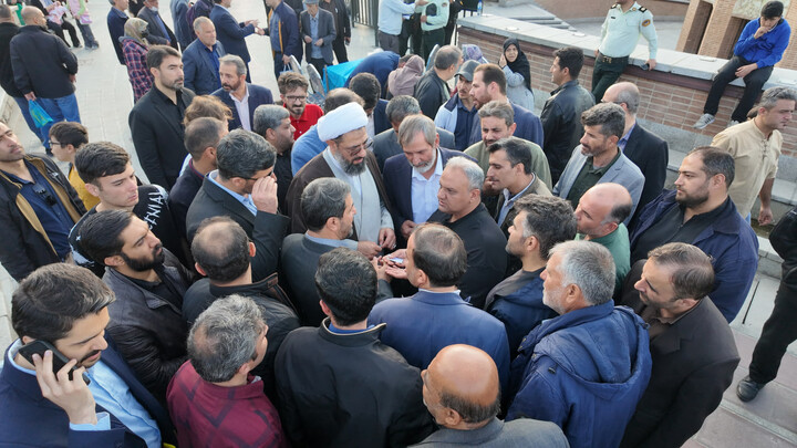 تصاویر / برگزاری میز ارتباطات مردمی حوزه عمرانی در میدان امام خمینی(ره) همدان