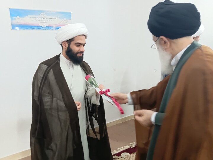 تصاویر/ تقدیر از اساتید برتر مدرسه علمیه نائب الصدر رشت