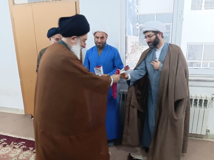 تصاویر/ تقدیر از اساتید برتر مدرسه علمیه نائب الصدر رشت