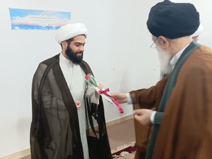 تصاویر/ تقدیر از اساتید برتر مدرسه علمیه نائب الصدر رشت