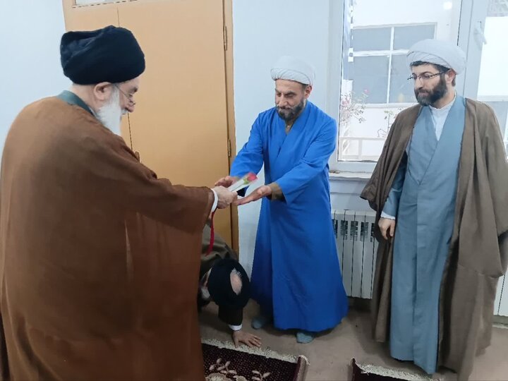 تصاویر/ تقدیر از اساتید برتر مدرسه علمیه نائب الصدر رشت