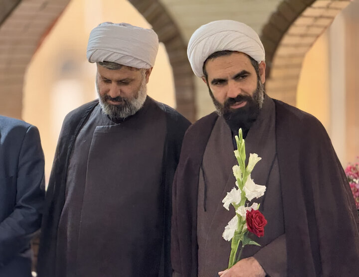 تصاویر/ ادای احترام به مقام شامخ شهدای صومعه سرا