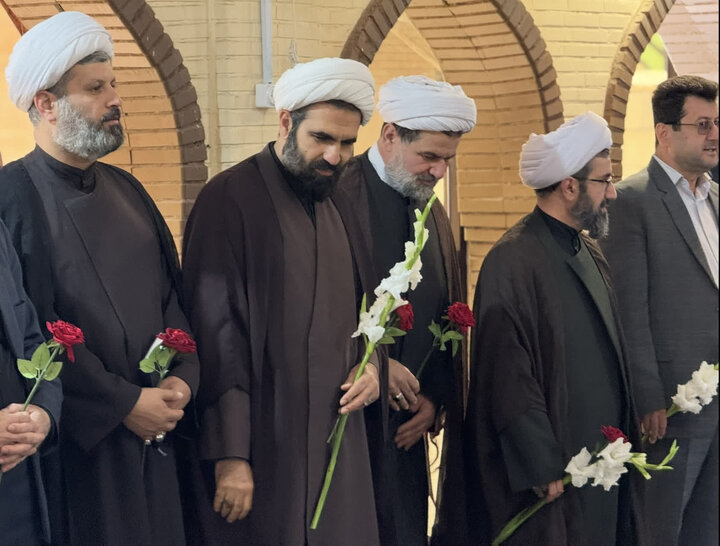 تصاویر/ ادای احترام به مقام شامخ شهدای صومعه سرا