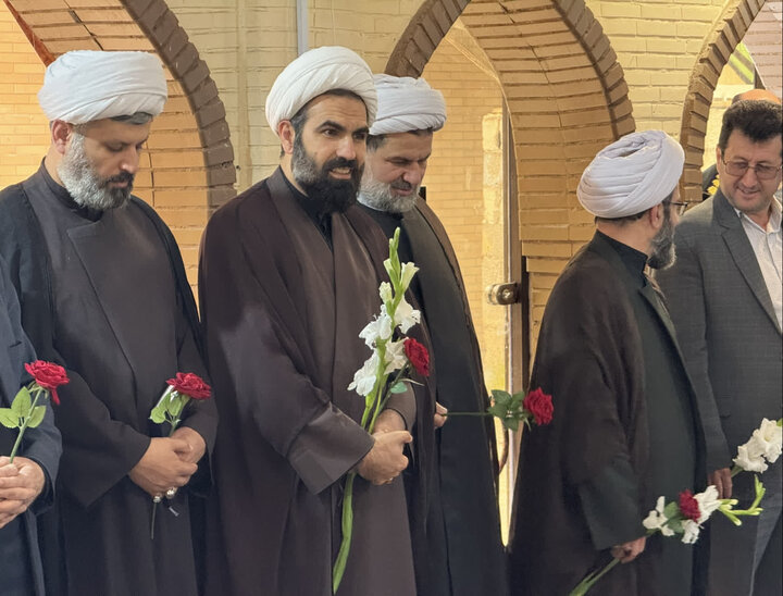 تصاویر/ ادای احترام به مقام شامخ شهدای صومعه سرا