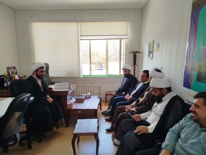 تصاویر/دیدار حوزویان دلفان با مسئولان آموزش و پرورش شهرستان