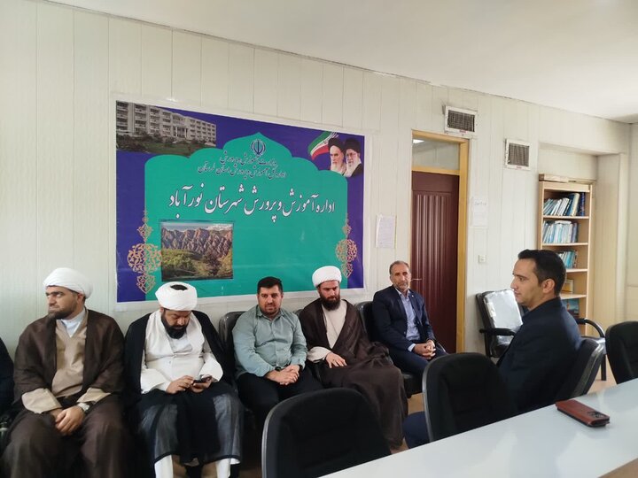 تصاویر/دیدار حوزویان دلفان با مسئولان آموزش و پرورش شهرستان