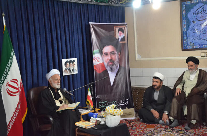 تصاویر/ نشست کارکنان عقیدتی سیاسی سپاه روح‌الله با نماینده ولی فقیه در استان مرکزی