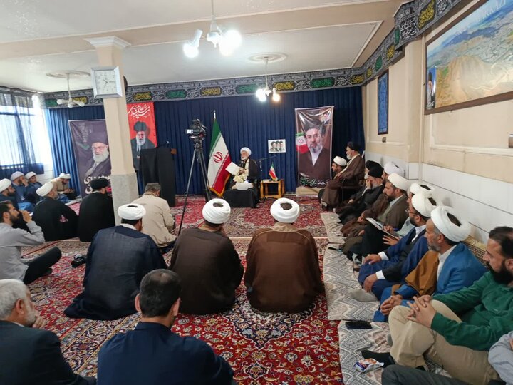 تصاویر/ نشست کارکنان عقیدتی سیاسی سپاه روح‌الله با نماینده ولی فقیه در استان مرکزی