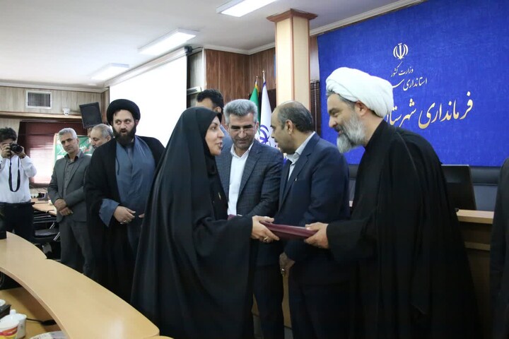 تصاویر/ قدردانی از معلمان نمونه در هفته معلم در شهرستان مهدی‌شهر