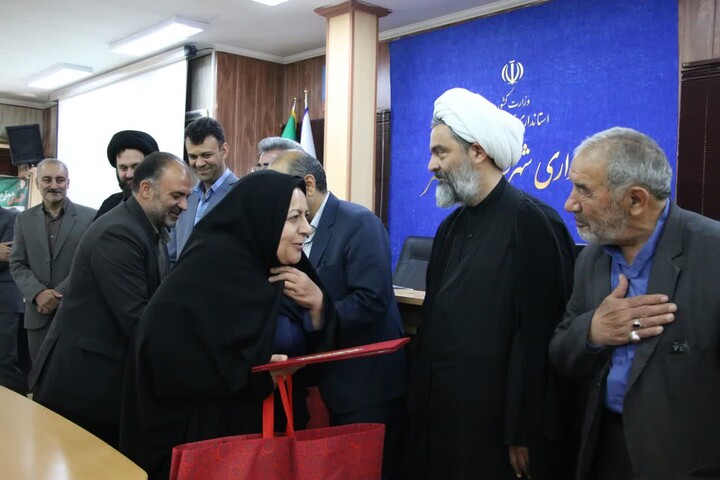 تصاویر/ قدردانی از معلمان نمونه در هفته معلم در شهرستان مهدی‌شهر
