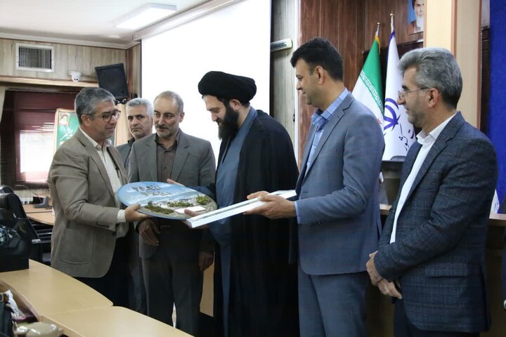 تصاویر/ قدردانی از معلمان نمونه در هفته معلم در شهرستان مهدی‌شهر
