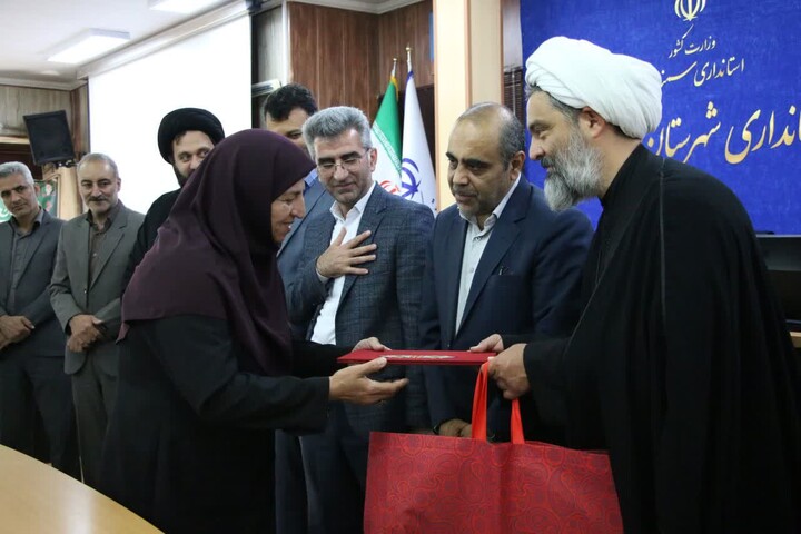 تصاویر/ قدردانی از معلمان نمونه در هفته معلم در شهرستان مهدی‌شهر