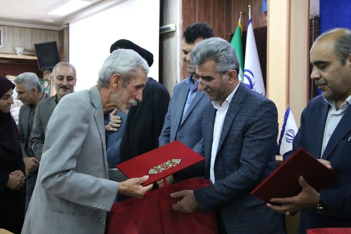 تصاویر/ قدردانی از معلمان نمونه در هفته معلم در شهرستان مهدی‌شهر