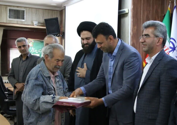 تصاویر/ قدردانی از معلمان نمونه در هفته معلم در شهرستان مهدی‌شهر