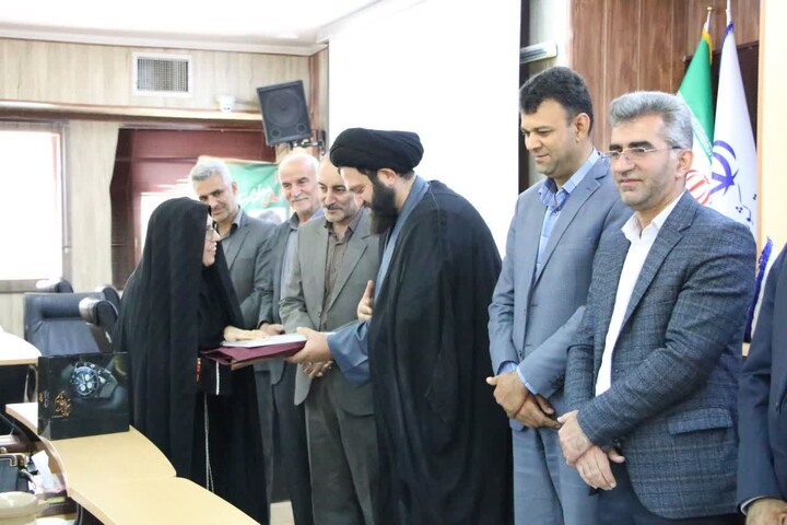تصاویر/ قدردانی از معلمان نمونه در هفته معلم در شهرستان مهدی‌شهر